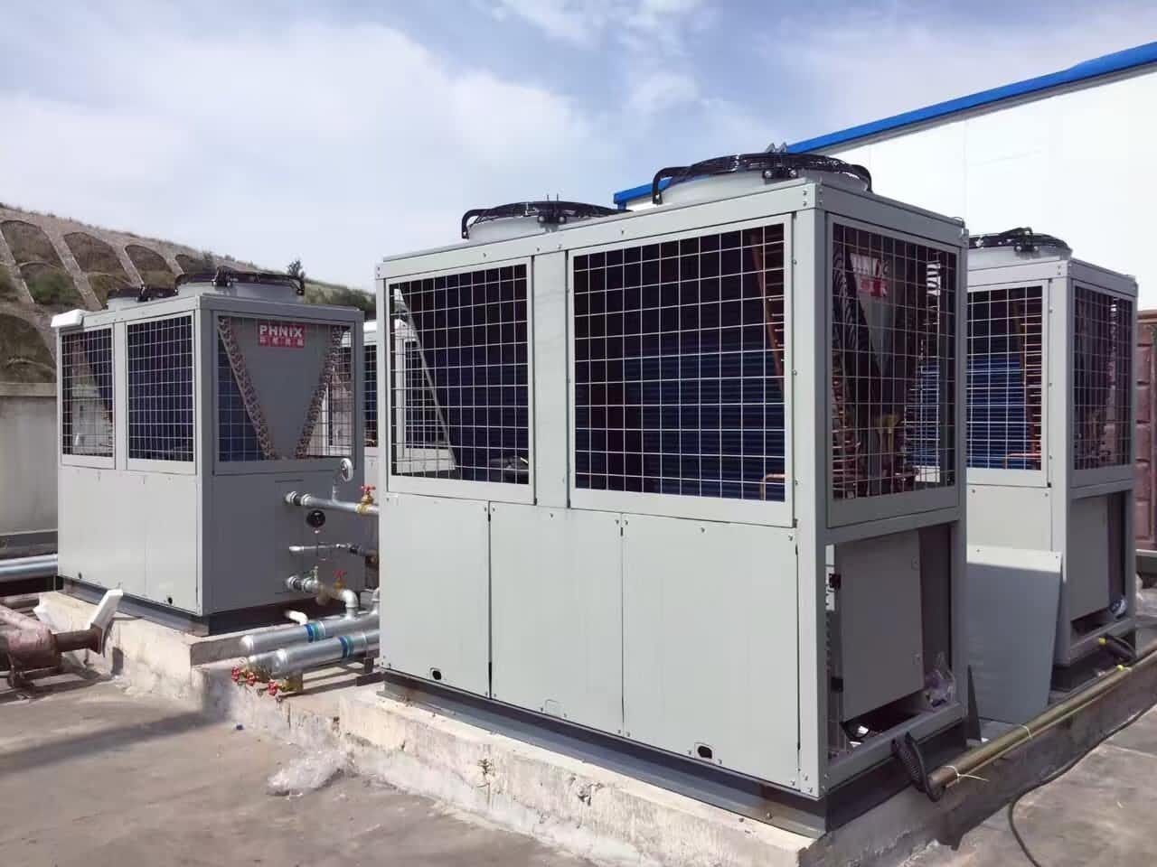 你還在農(nóng)村燒煤取暖嗎？現(xiàn)在空氣能熱泵供暖很流行，用過之后都說好